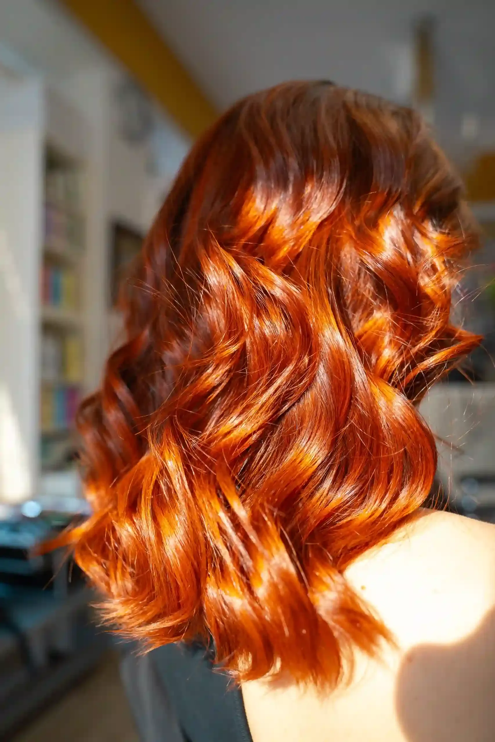 Melena larga con coloración de fantasía y ondas