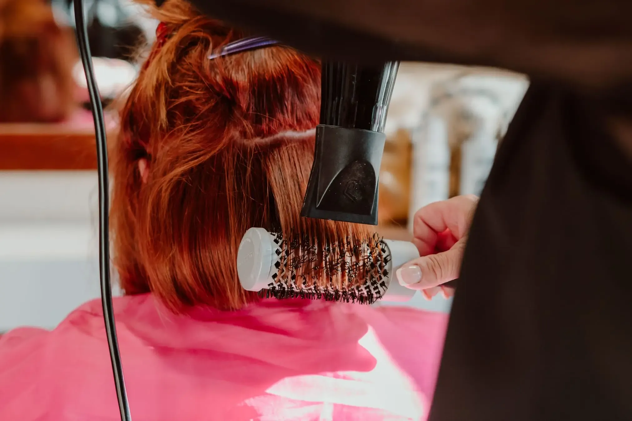 Detalle de brushing con cepillo redondo sobre cabello recien tintado