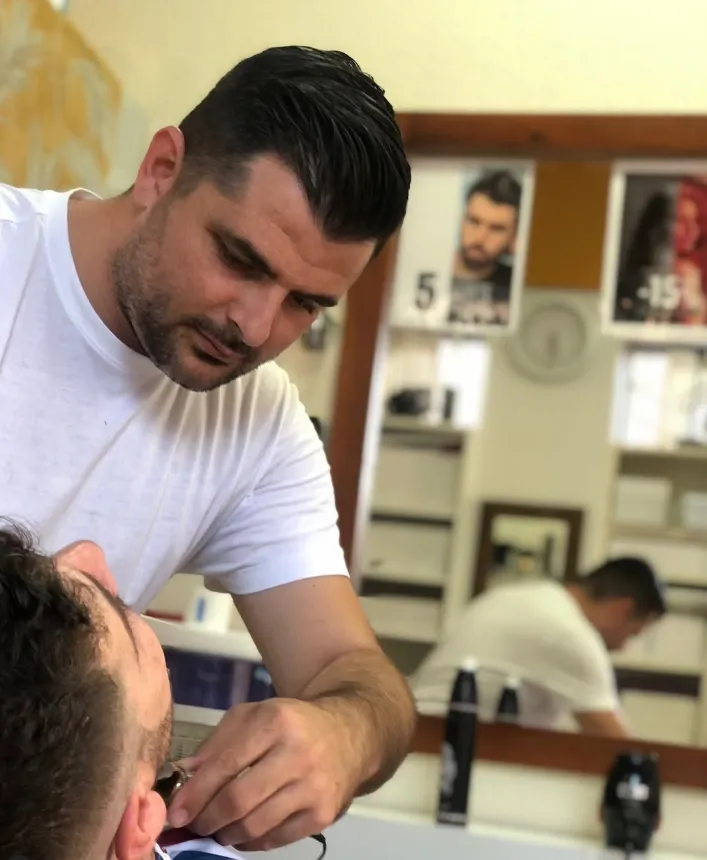 Detalle de barbería: arreglo con máquina en el salón