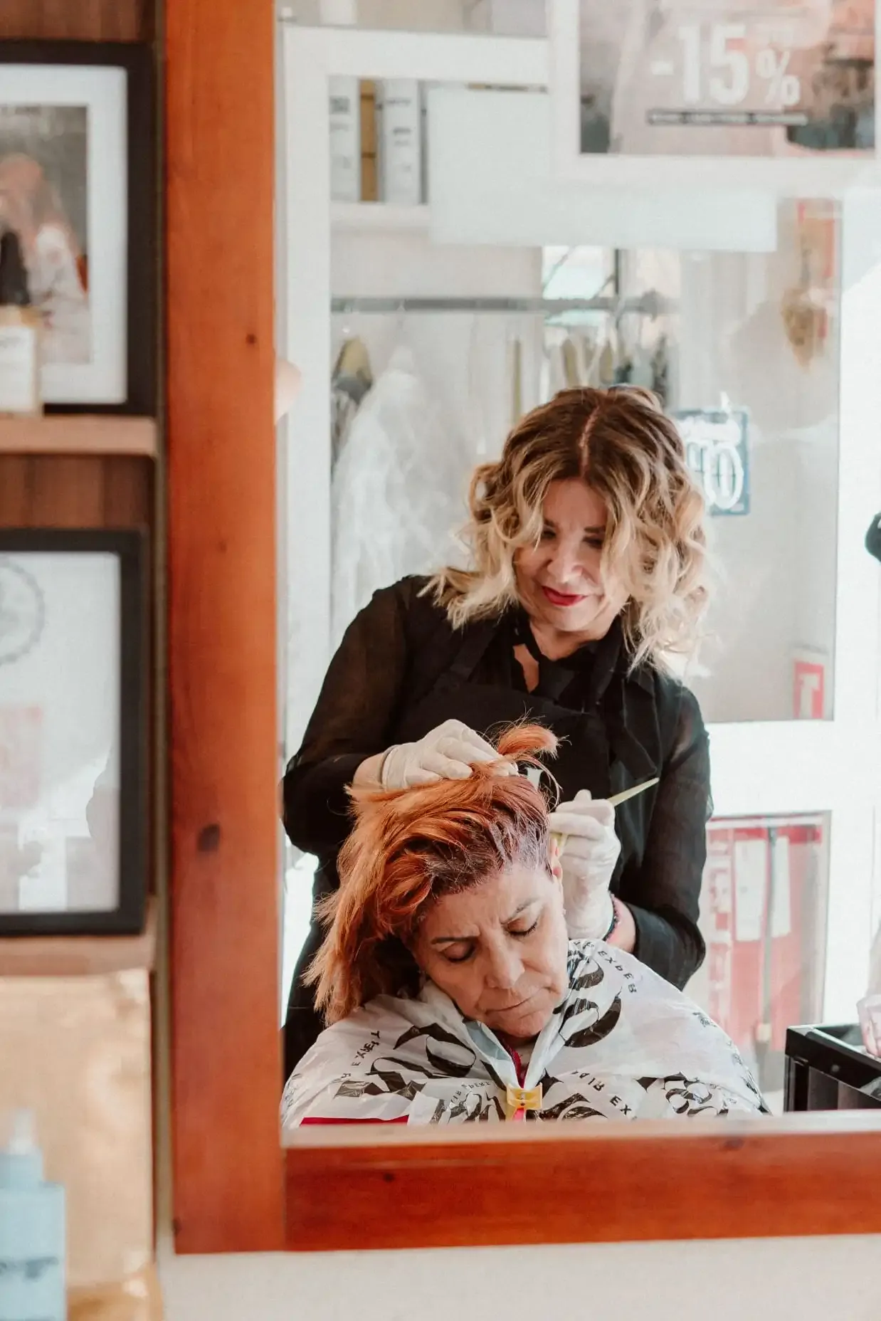 Julia Reyes, fundadora de la peluquería, en su salón de Vallecas, Madrid